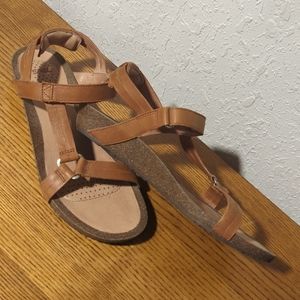 Teva Velcro leather sandal NWOT 👡